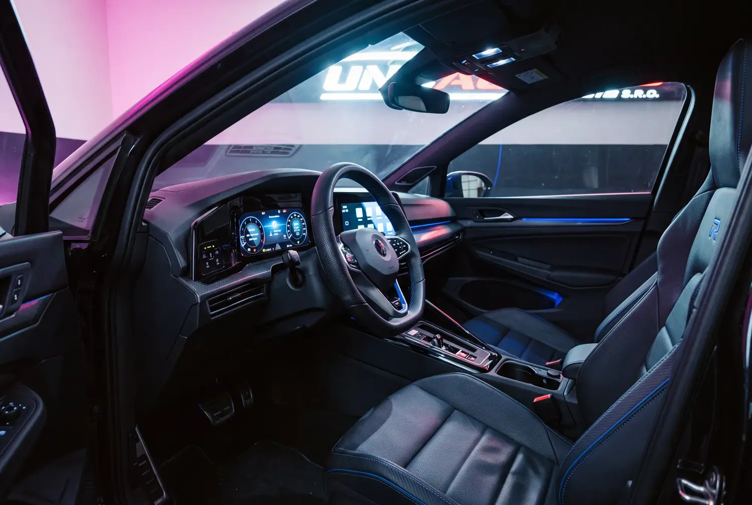 Volkswagen Golf R a noleggio a Roma — interni
