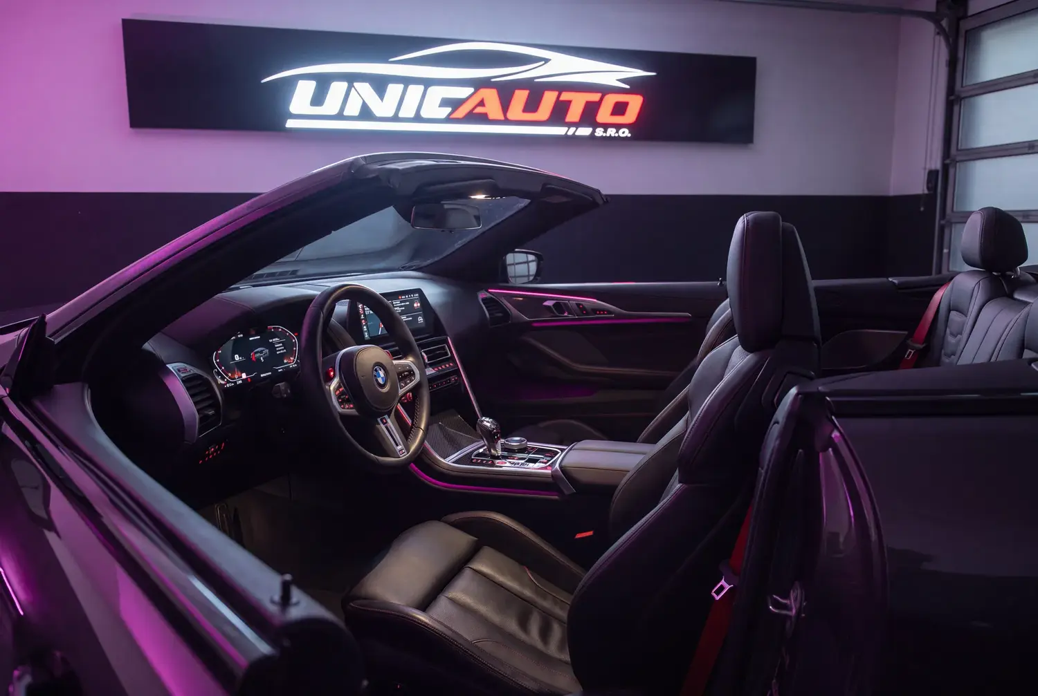 BMW M8 Competition Cabrio a noleggio a Roma — interni