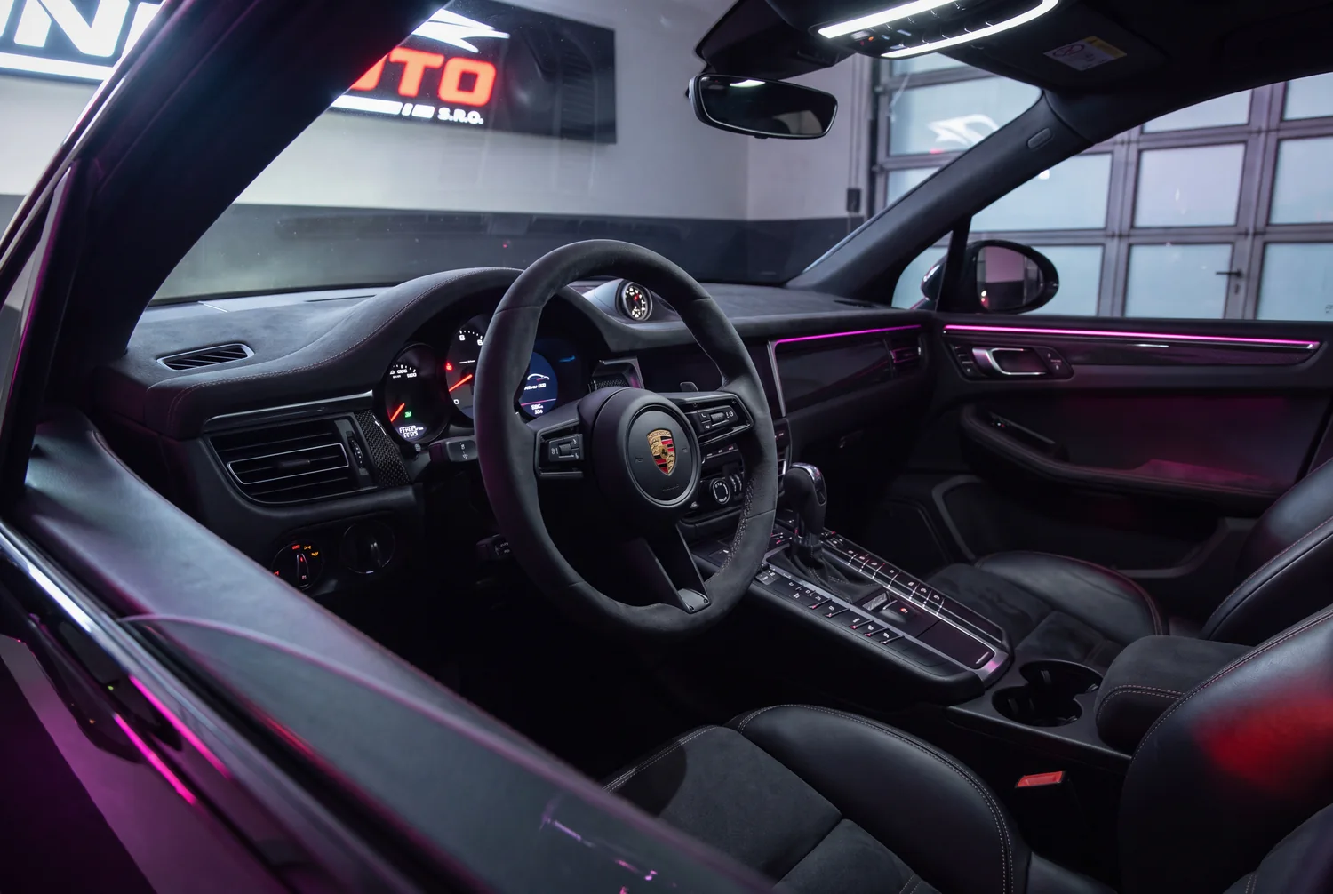 Porsche Macan GTS a noleggio a Roma — interni